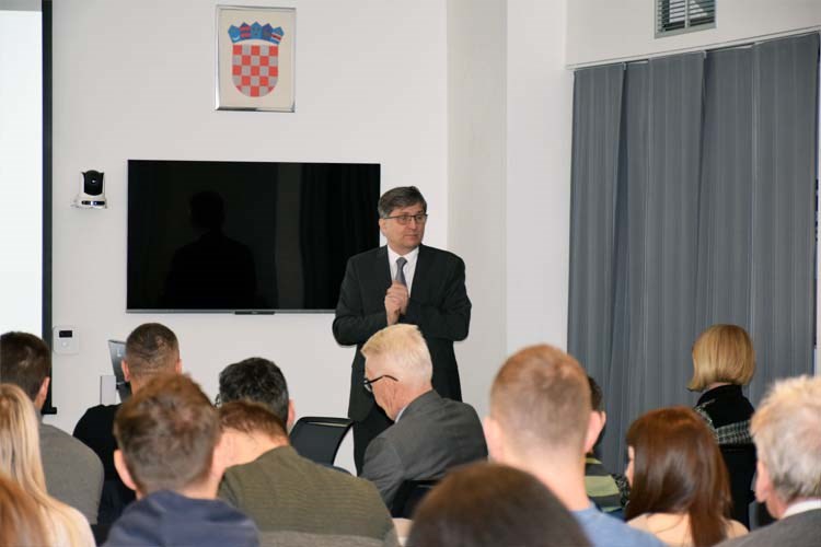 Slika Ravnatelj Šustić drži prezentaciju.
